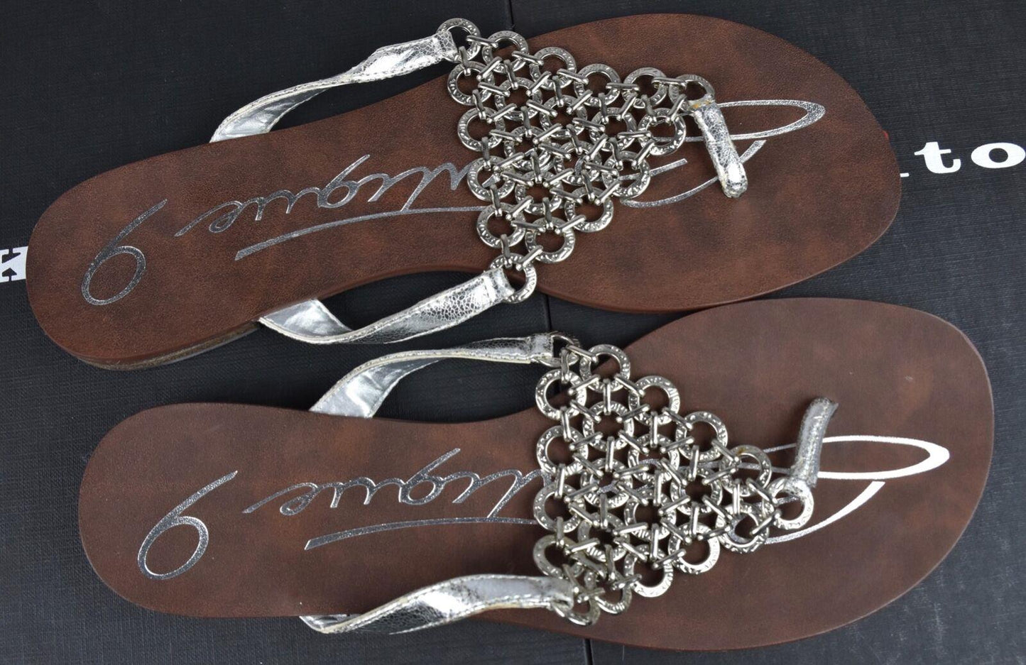Boutique 9 Women's Thong Sandals with Interlocking Metal Rings Silver 7 M New