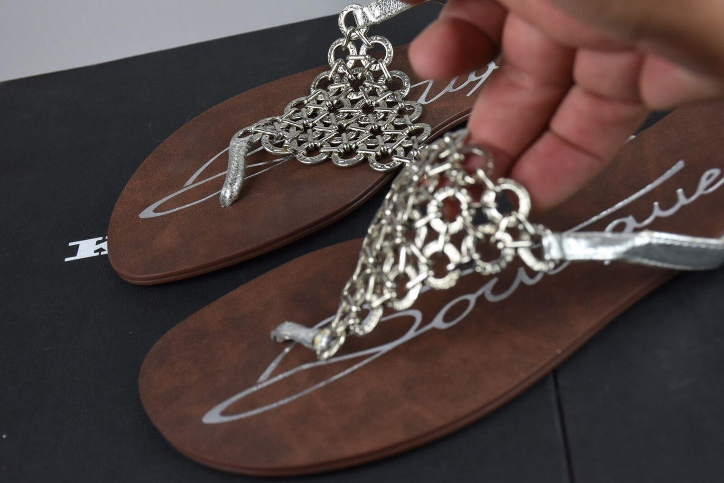 Boutique 9 Women's Thong Sandals with Interlocking Metal Rings Silver 7 M New