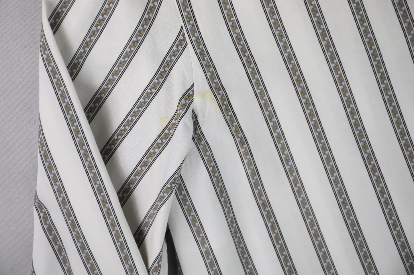 Robert Graham Men's  Shirt Size M Spots Will Need Cleaning